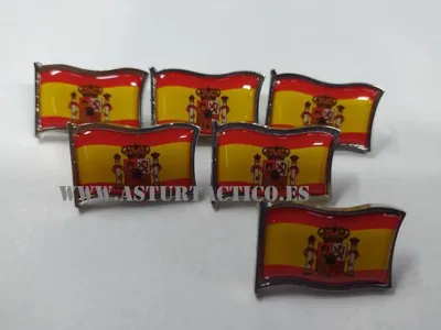 Pin Bandera de España Constitucional, Ondeando