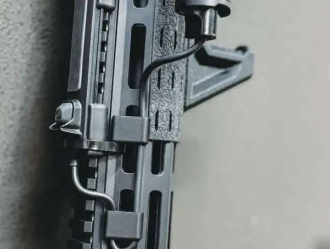 Cubreraíles Pasacables Mini M-LOK