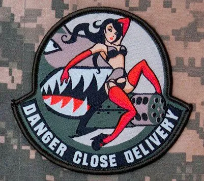 MSM Danger Close Pin-Up · Negro