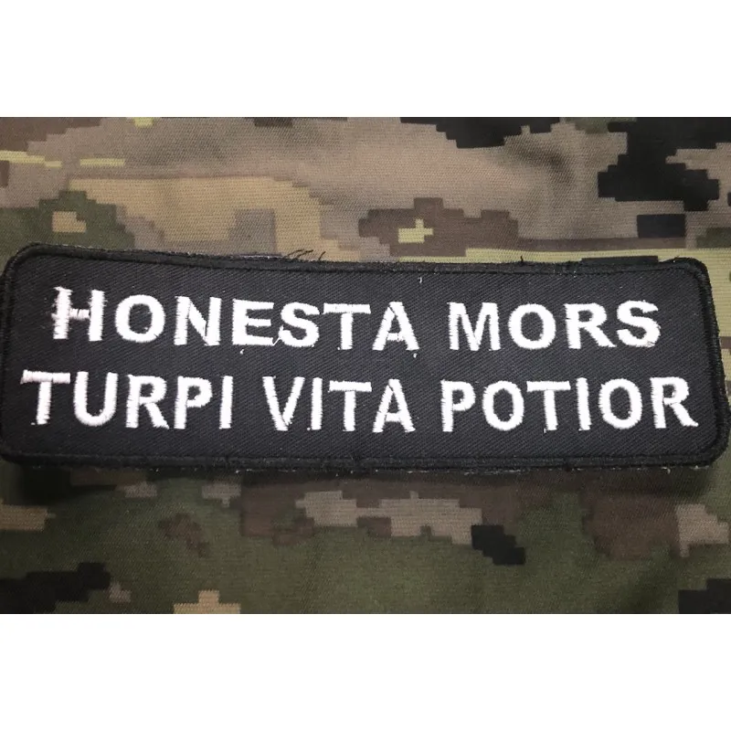 Nametape Honesta Mors…