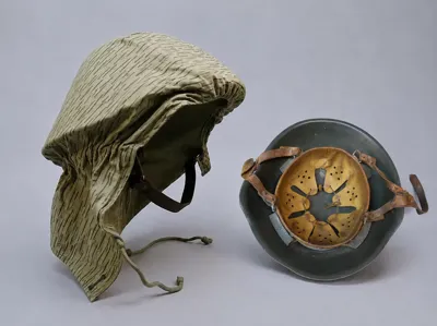 DDR NVA M56 Helm – 1E Model 1960 Met Periodieke Helmcover