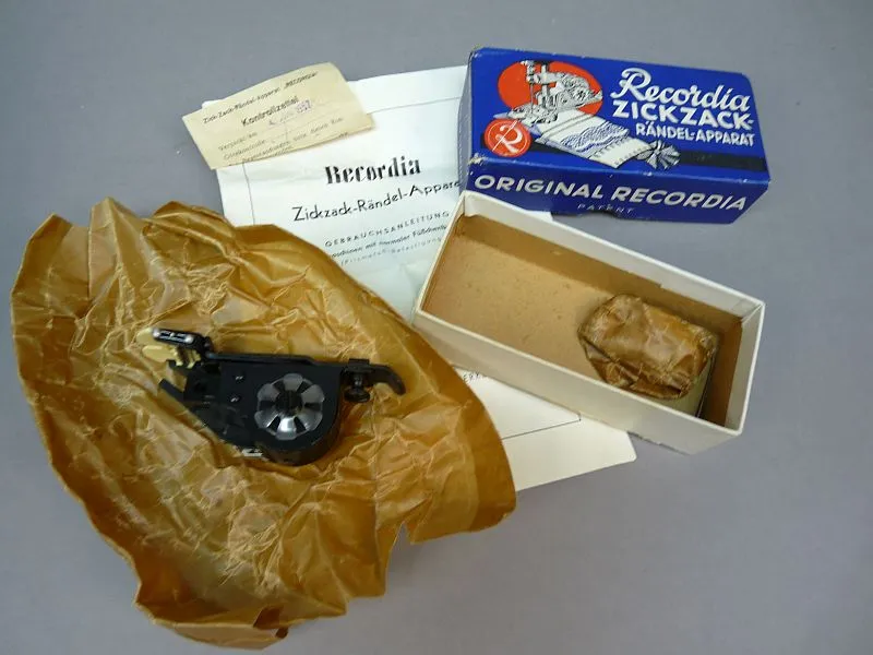 DDR Vintage Naaimachine Accessoire