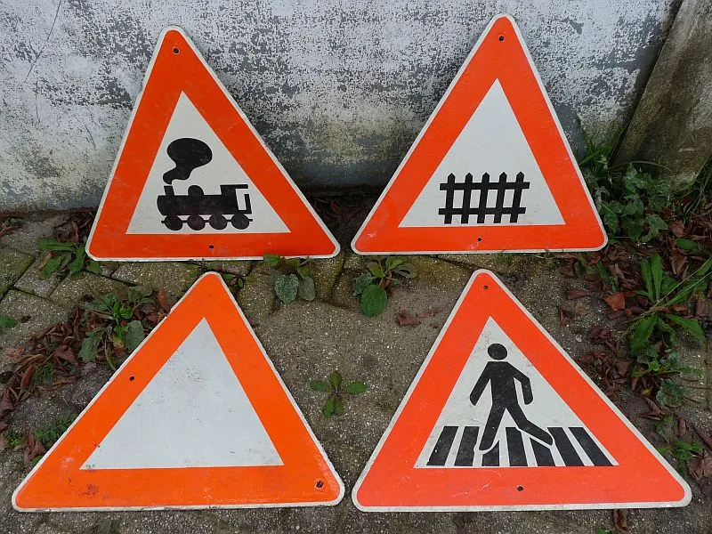 4x DDR Verkeersborden