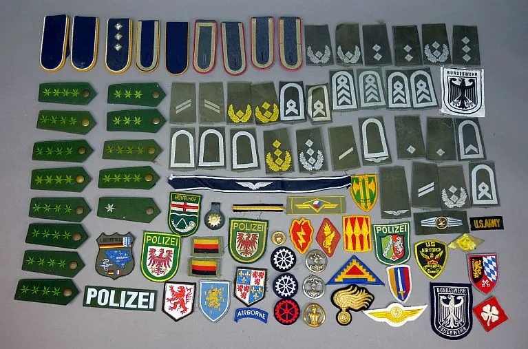 Groot Lot Van 92 Diverse Emblemen