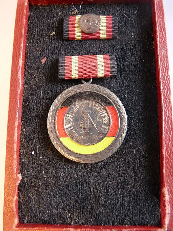 Verdienste Medaille Der DDR, Zilver