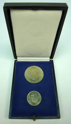 2 DDR Pablo Neruda Munten in Geschenkdoosje, 1904-1973