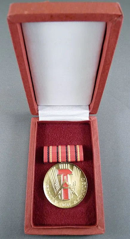 DDR Medaille Verdienter Aktivist