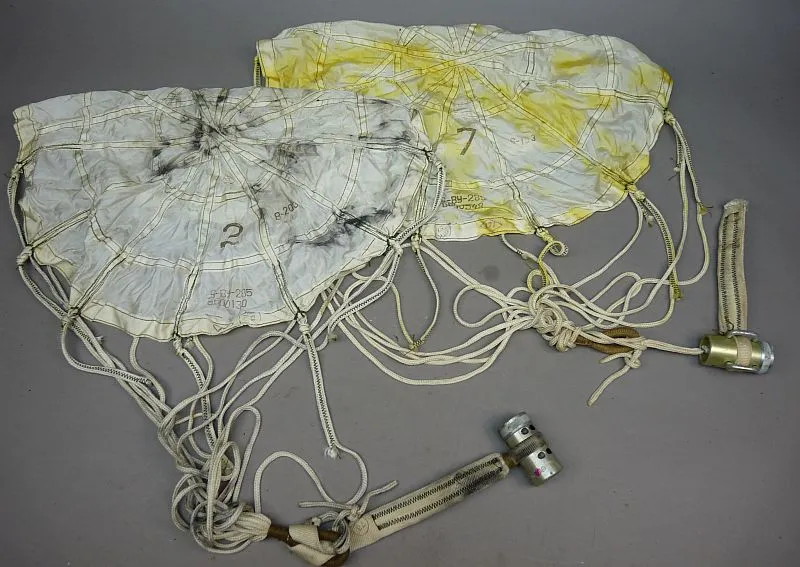 2x Sovjet Parachute, Klein Model