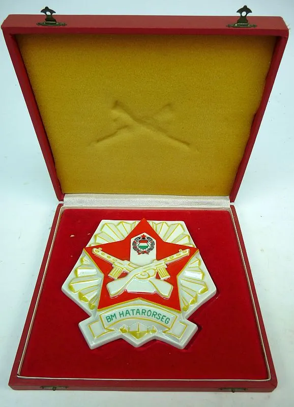 Hongaars Groot Porseleinen Erengeschenk, Grenstroepen