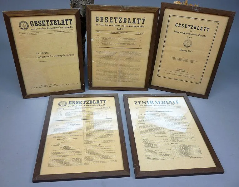 5 Ingelijste DDR,,Gesetz,, Bladen