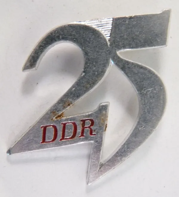 Pin, 25 Jaar DDR