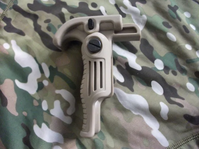 JS Tactical Vertical Folding Forward Grip · Tan / FDE