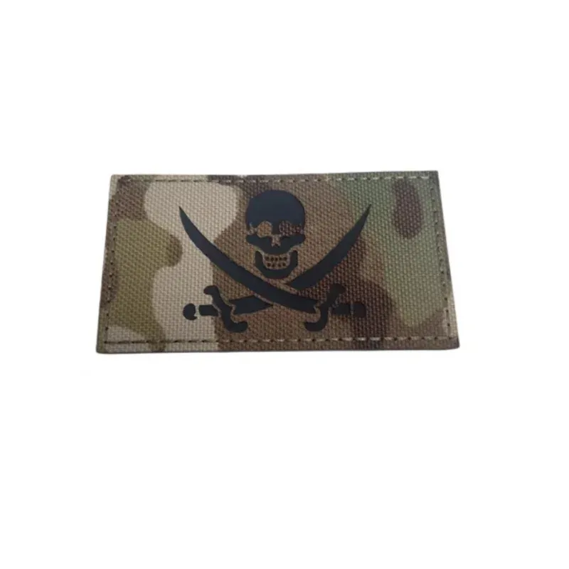 Fluorescente Calavera Pirata · Multicam
