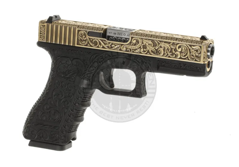 WE – Etched 17 Metal Version, Guld/Sort · Negro